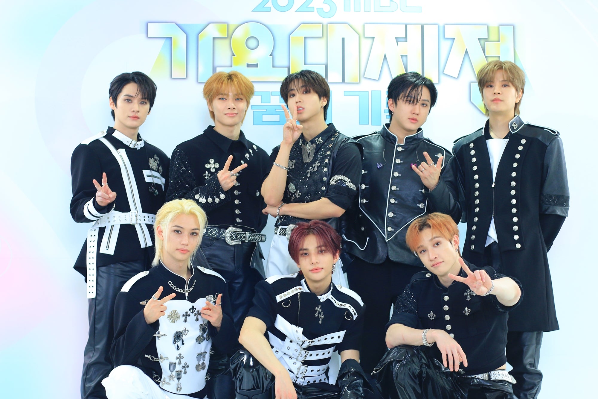 [Kpop Planet News] Stray Kids Tease Plans For The New Year In "STEP OUT 2024"